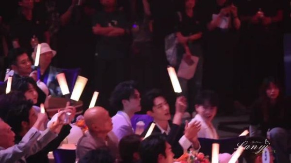 捧场王肖战,突然喊很大声是切了肖战的镜头吧