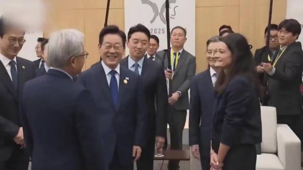 黄仁勋携女会晤李在明，双方互动引全场爆笑