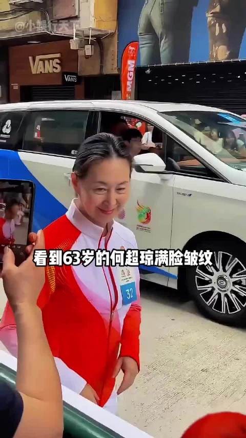 何超琼素颜出镜引热议，路人视角展现真实状态