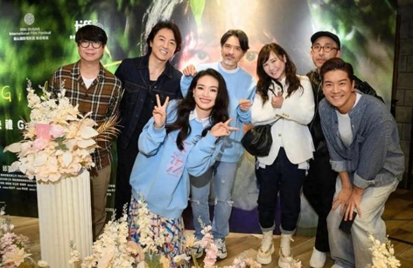 舒淇冯德伦恩爱合体,结婚九年男方胡子花白,夫妻生活甜蜜依旧