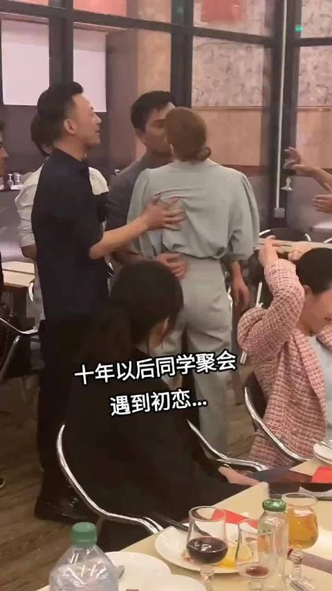 没想到十多年以后,同学聚会再次遇见初恋
