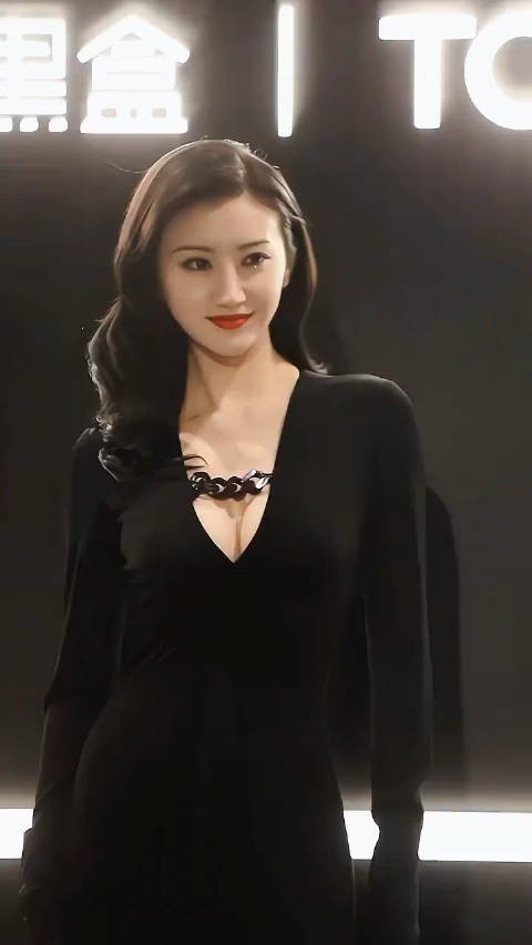 景甜深V 好身材挡不住