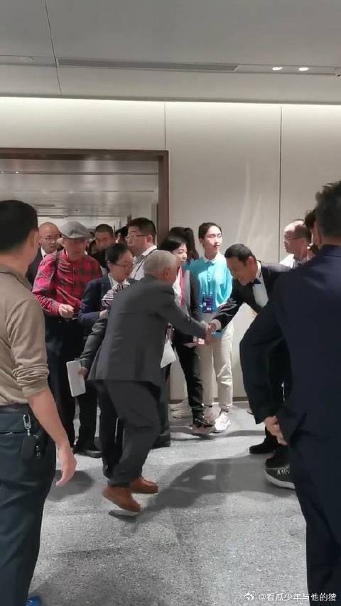 陈道明在向谁鞠躬