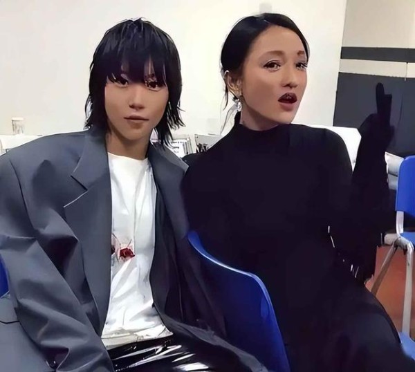 王菲也没想到,“被曝同居”的28岁女儿窦靖童,会走上她的来时路