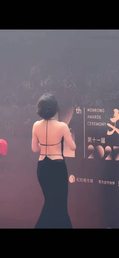 这姐拿了一路的大金球，我也喜欢哦！