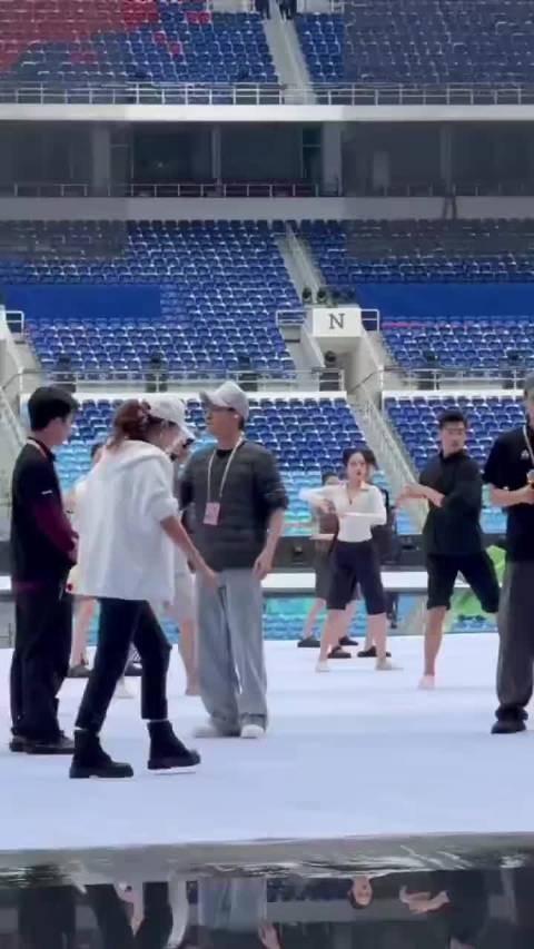 必须唱《中国人》！