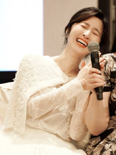 昨晚举行粉丝见面会的关咏荷,好漂亮,笑起来又可可爱爱, cr.logo