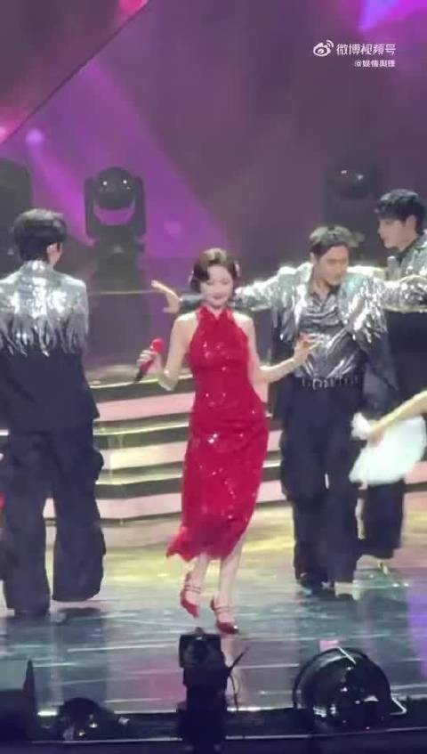 吴宣仪玫瑰权杖舞台直拍展现视觉盛宴