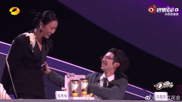 那英华晨宇演活上课名场面!偷聊不怕被抓,画面太真实