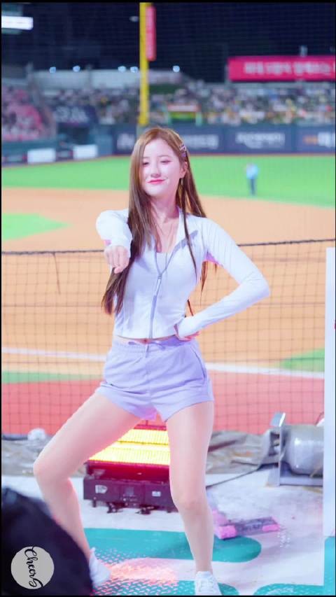 韩国棒球比赛的拉拉队小姐姐跳舞,蹦蹦跳跳这体力真的是太好了