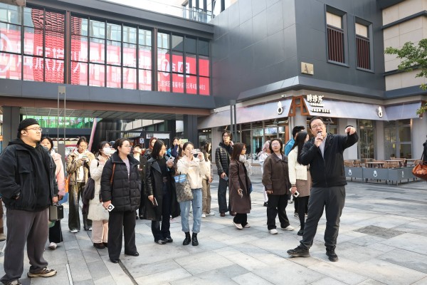 中国戏曲学院师生探访隆福寺文创园，实地感受新消费浪潮