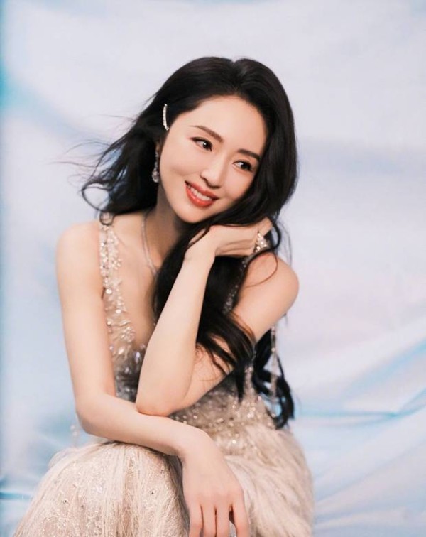 董璇笑容明媚，五官精致。