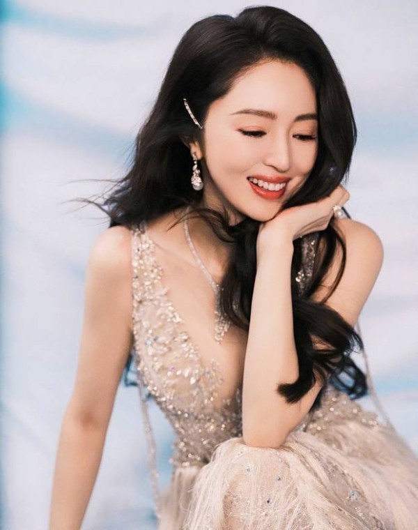 董璇穿碎钻礼裙笑靥如花 大波浪造型气质出众