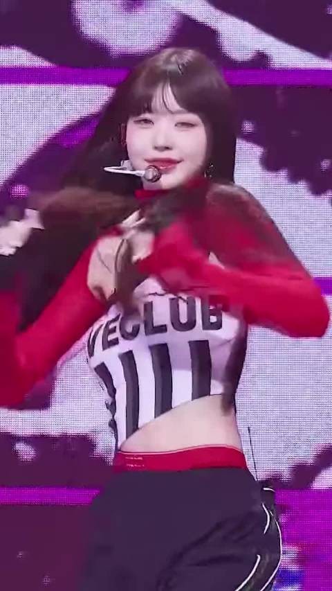 张元英表情管理好厉害，天生爱豆，左右眼轮着wink