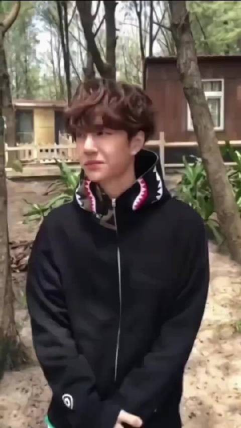 你以为穿个短裙一头金发就是女神?其实他们可能是男的