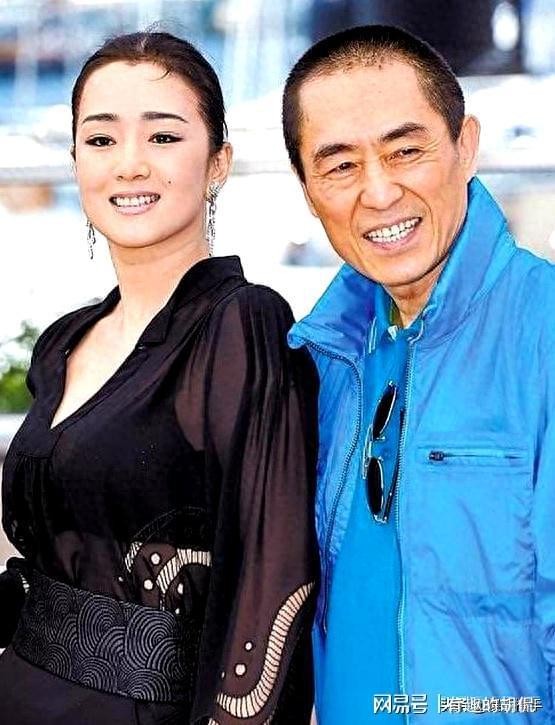 同张艺谋分手30年，二婚二嫁的巩俐，如今一头银发老到认不出