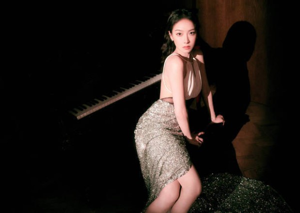 宋茜性感美艳。