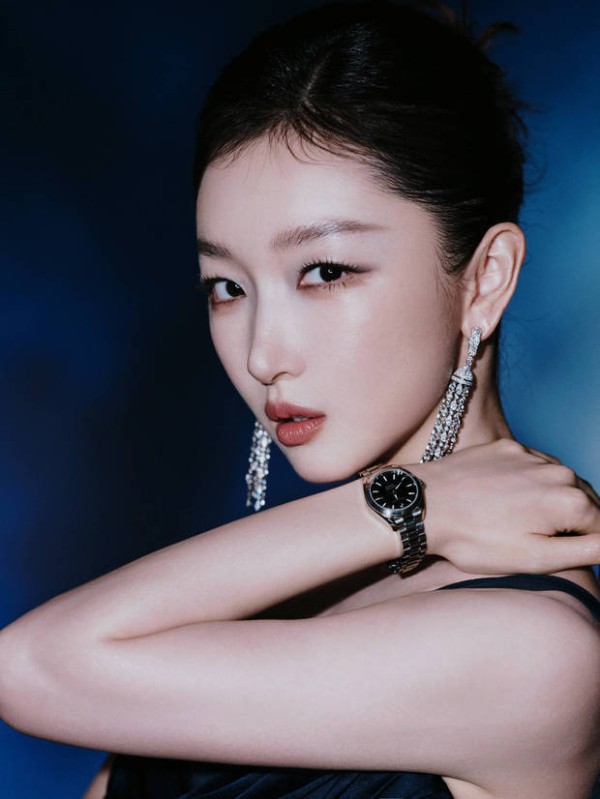 周冬雨侧颜绝美。