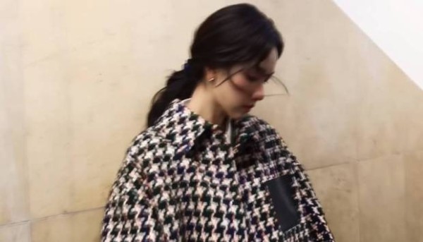 陈都灵发丝微乱，氛围感十足。