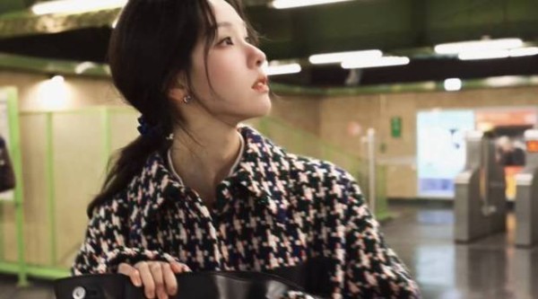 陈都灵侧颜精致。