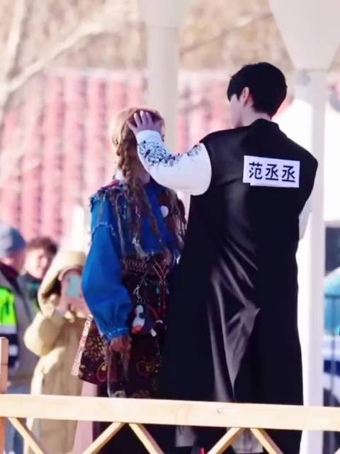 白鹿范丞丞体验塔吉克族见面礼,亲右手心摸头互动
