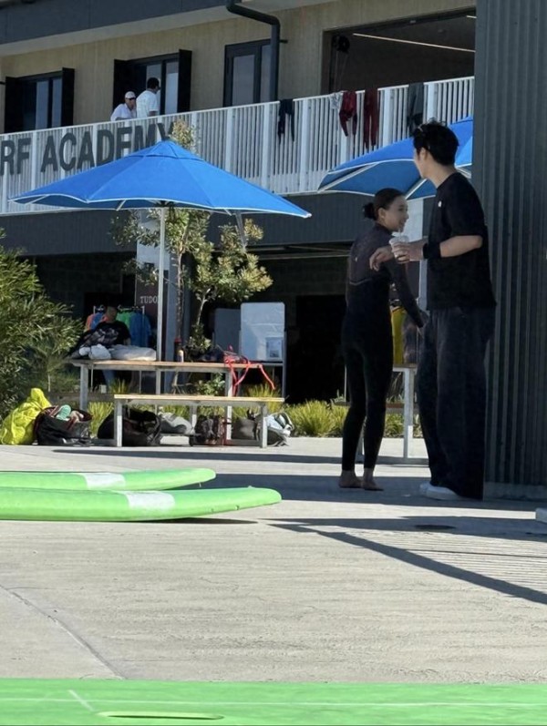 何超莲在澳洲度假窦骁作陪,两人共进晚餐好温馨,窦骁左手戴婚戒