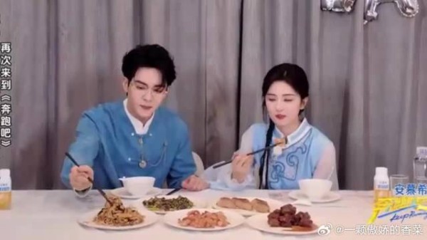 曾舜晞不愧内娱富家子弟，下意识的举动，暴露真正教养