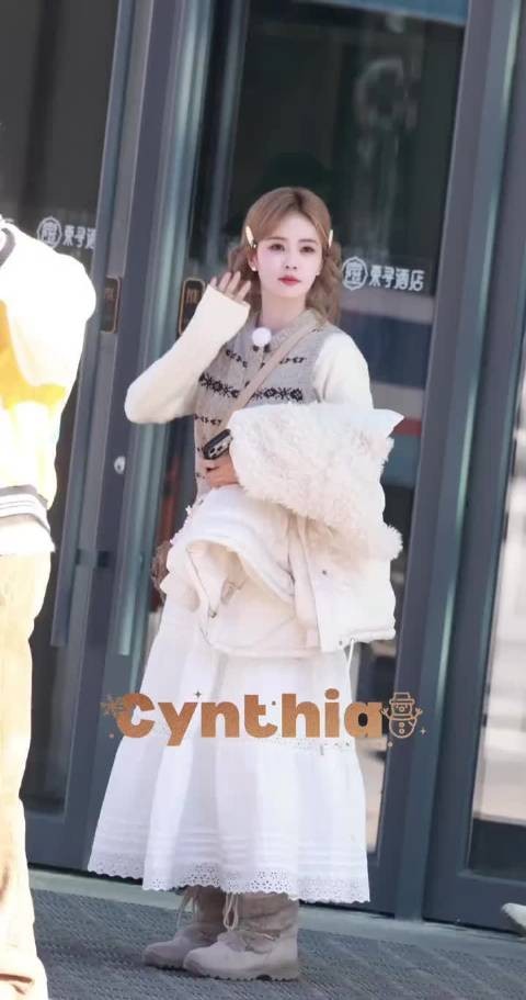 白鹿回应粉丝飞吻请求害羞笑弯腰