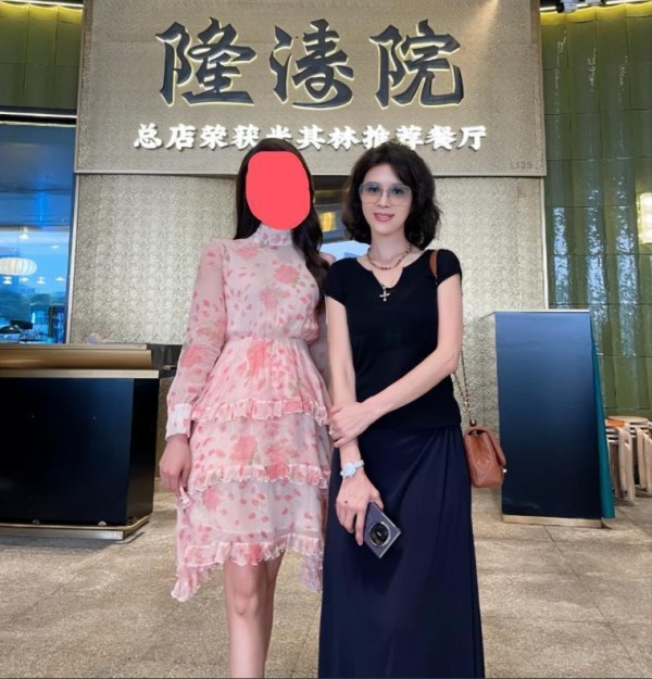 50岁金巧巧近照曝光:说她像20岁少女都不为过,细看却毛病一大堆