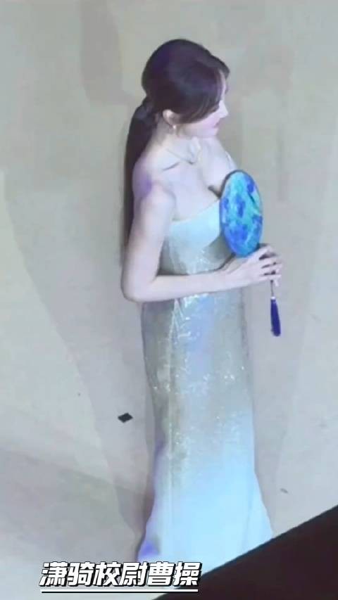 为什么要把秦岚的扇子拿走呢?这也不碍事啊