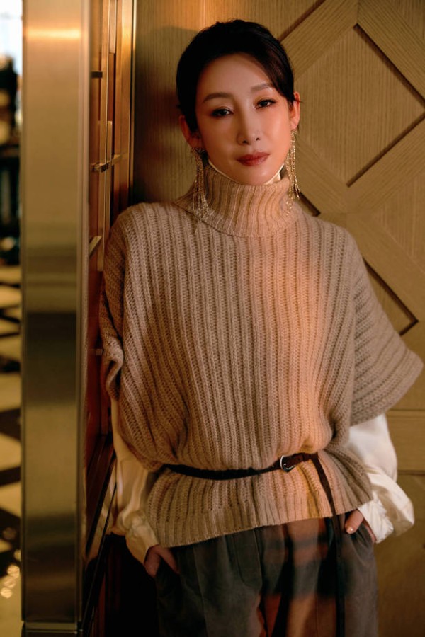 搜狐娱乐讯 13日，秦海璐在社交平台上晒出自己参加活动的造型照，并配文称：“铁子们，我来啦～”