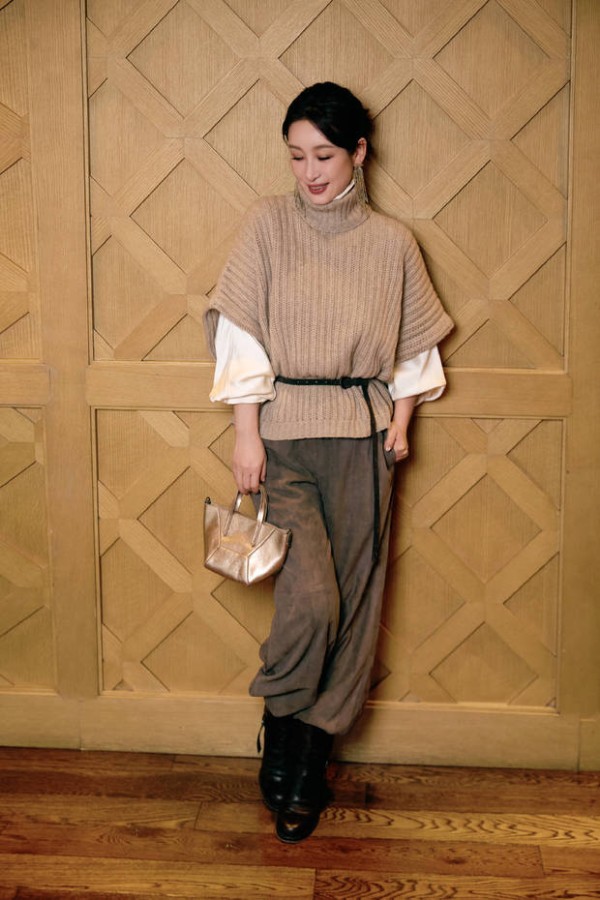 秦海璐穿着羊绒针织衫，搭配灰棕色麂皮阔腿裤，气质优雅知性！