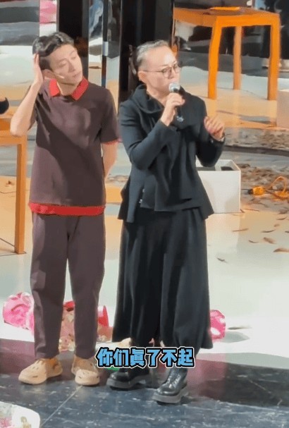 张一山话剧表演太戳人!宋丹丹现场落泪,直言他是我的骄傲