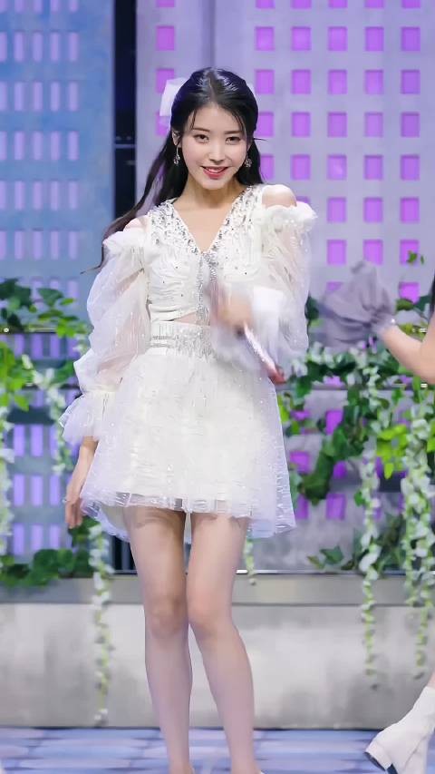iu李知恩 小白裙穿出了性感的味道！