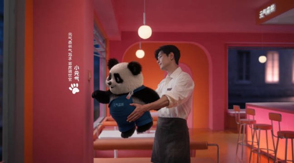 你以为小元气是一只需要战哥抱抱才能按到开关的小短腿熊猫？