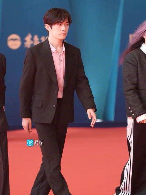 易烊千玺:走路 我:此男手段了得