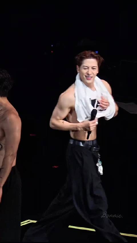 我那整天不好好穿衣服的老公…这下内裤码也让全世界知道了