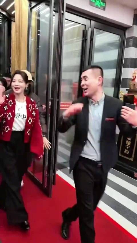 辛芷蕾鹤岗宣传遇舅老爷,人潮拥挤未能相认