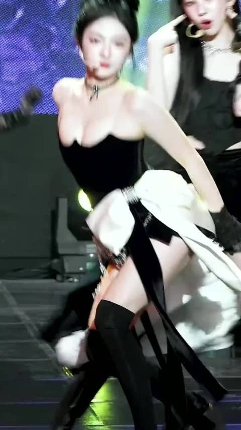韩国女团aespa的中国成员宁艺卓 透明吊带大白兔舞台