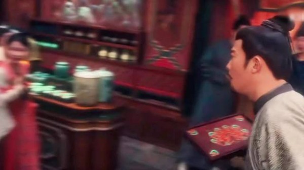 员工上班谈恋爱被拍，网友直呼甜蜜