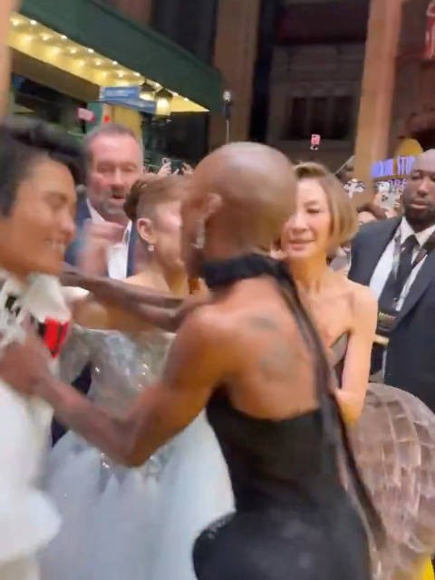 Cynthia迅速推开袭击者保护Ariana，杨紫琼保镖惊呆