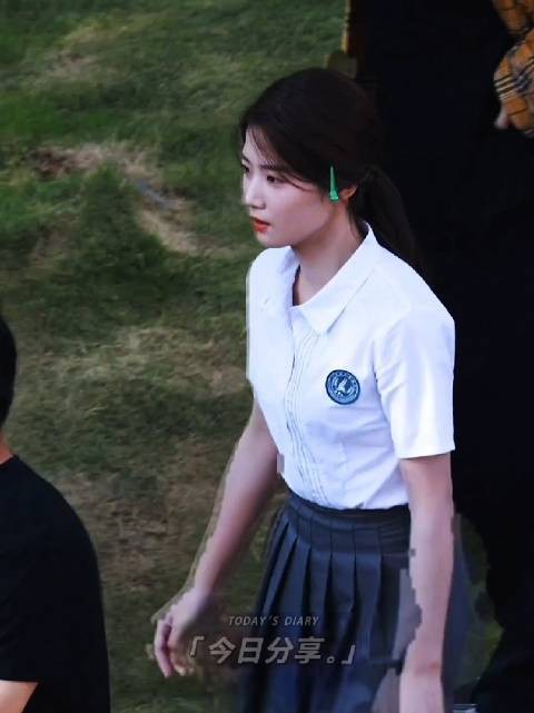 卢昱晓校服造型演绎青春序章
