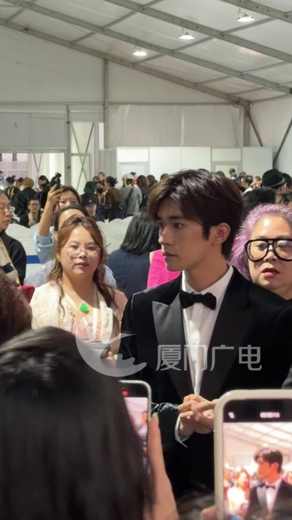 易烊千玺金鸡奖红毯候场直拍