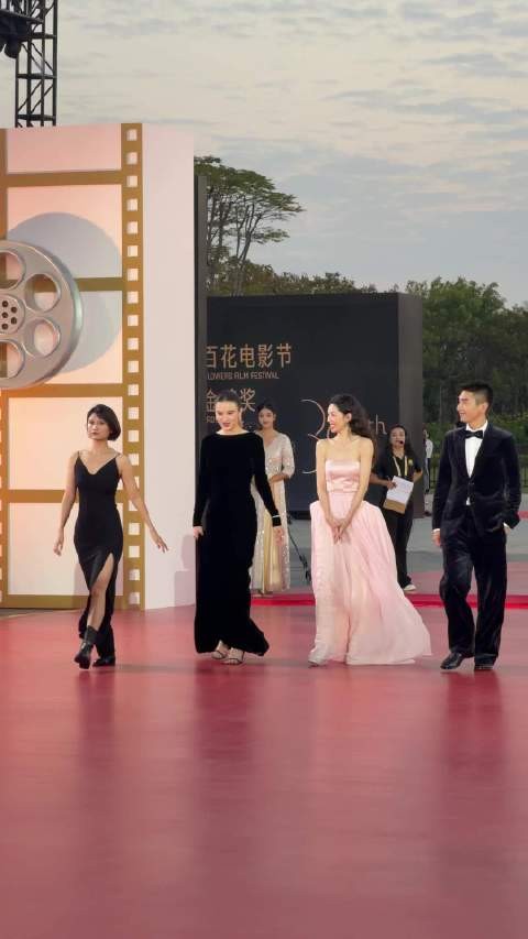 《好东西》剧组亮相金鸡奖红毯