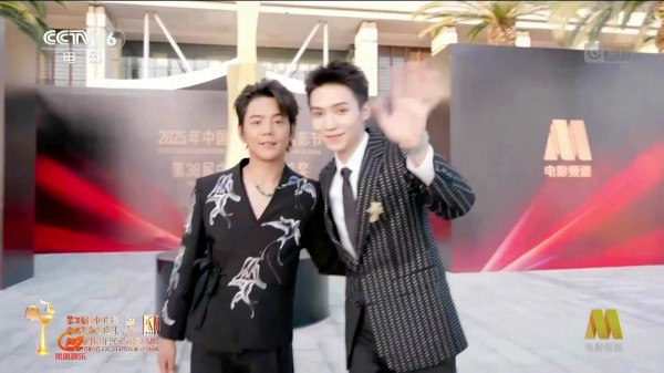 罗一舟丁真前合照,感情不错!