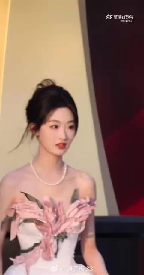 杨雨潼金鸡奖红毯首秀亮相