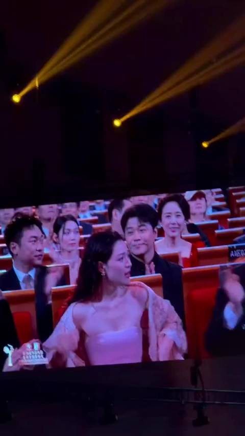 钟楚曦获金鸡奖最佳女配角当场落泪