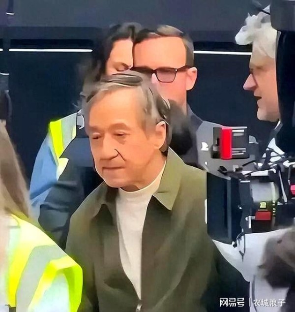 71岁成龙满头白发:儿子不成材女儿在外流浪,25亿身家捐一半?