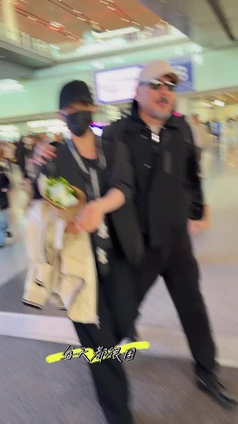 四大爷带着纯元回家了 陈建斌蒋勤勤现身机场,陈建斌一直搂着蒋勤勤,好恩爱