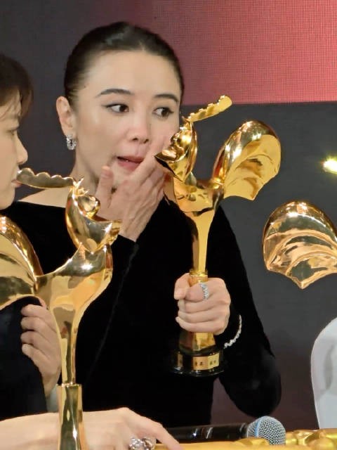 宋佳用金鸡奖杯当化妆镜 奖杯功能+1!